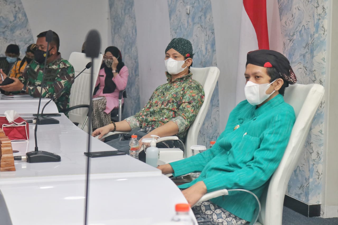 Bupati Trenggalek Gus Ipin (dua dari kanan).