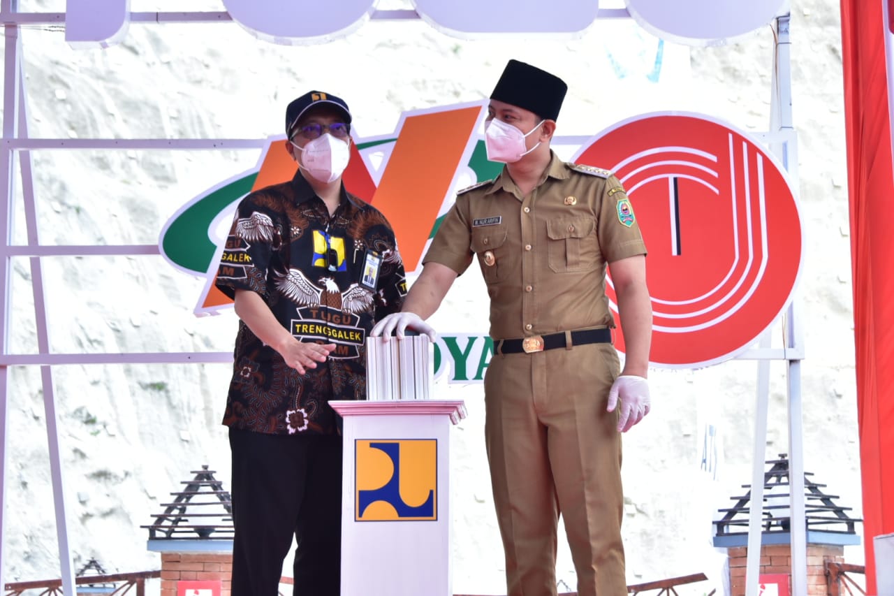 Bupati Trenggalek Mochamad Nur Arifin saat pengisian awal Bendungan Tugu Trenggalek.