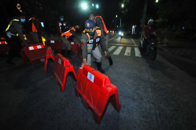 Penutupan Jl. Mayjen Sungkono Surabaya untuk membatasi mobiltas warga. (FOTO : JULIAN/BACASAJA.ID).