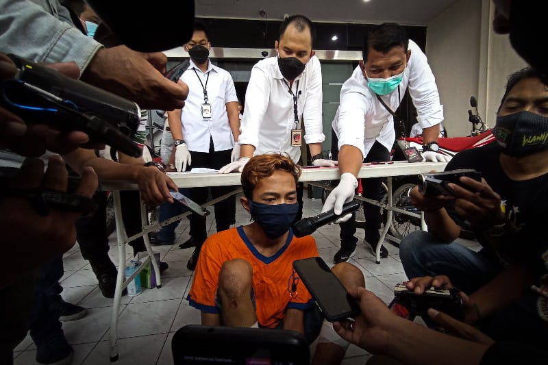 pelaku saat diamankan Satreskrim Polrestabes Surabaya