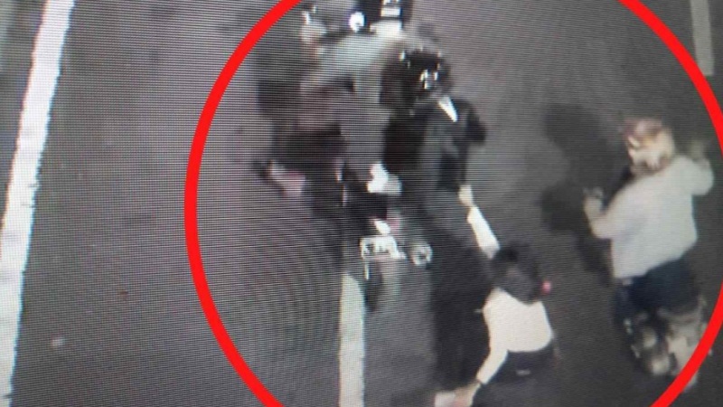 Tangkapan layar rekaman CCTV pelaku penjambretan yang dibekuk Jatanras Surabaya.