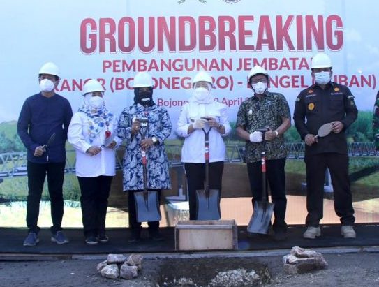 Groundbreaking atau peletakan batu pertama pembangunan jembatan penghubung Bojonegoro dan Tuban di Desa Semambung, Kecamatan Kanor, Bojonegoro, Jumat (09/04/2020).