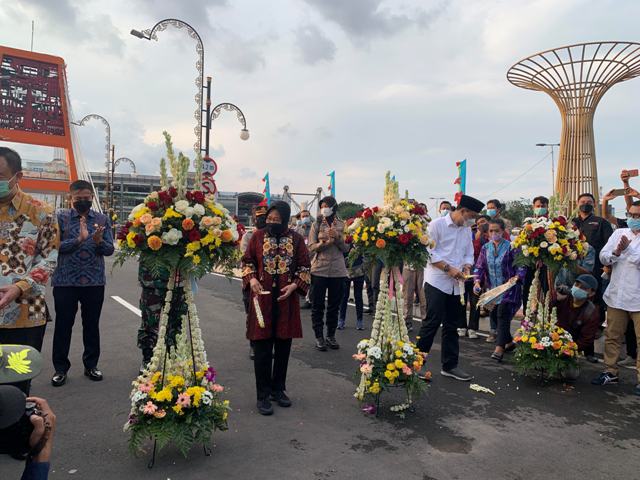 Mensos Risma dan Wali Kota Eri Cahyadi saat memotong pita ssbagai simbol peresmian Jembatan Sawunggaling, Sabtu (1/5).