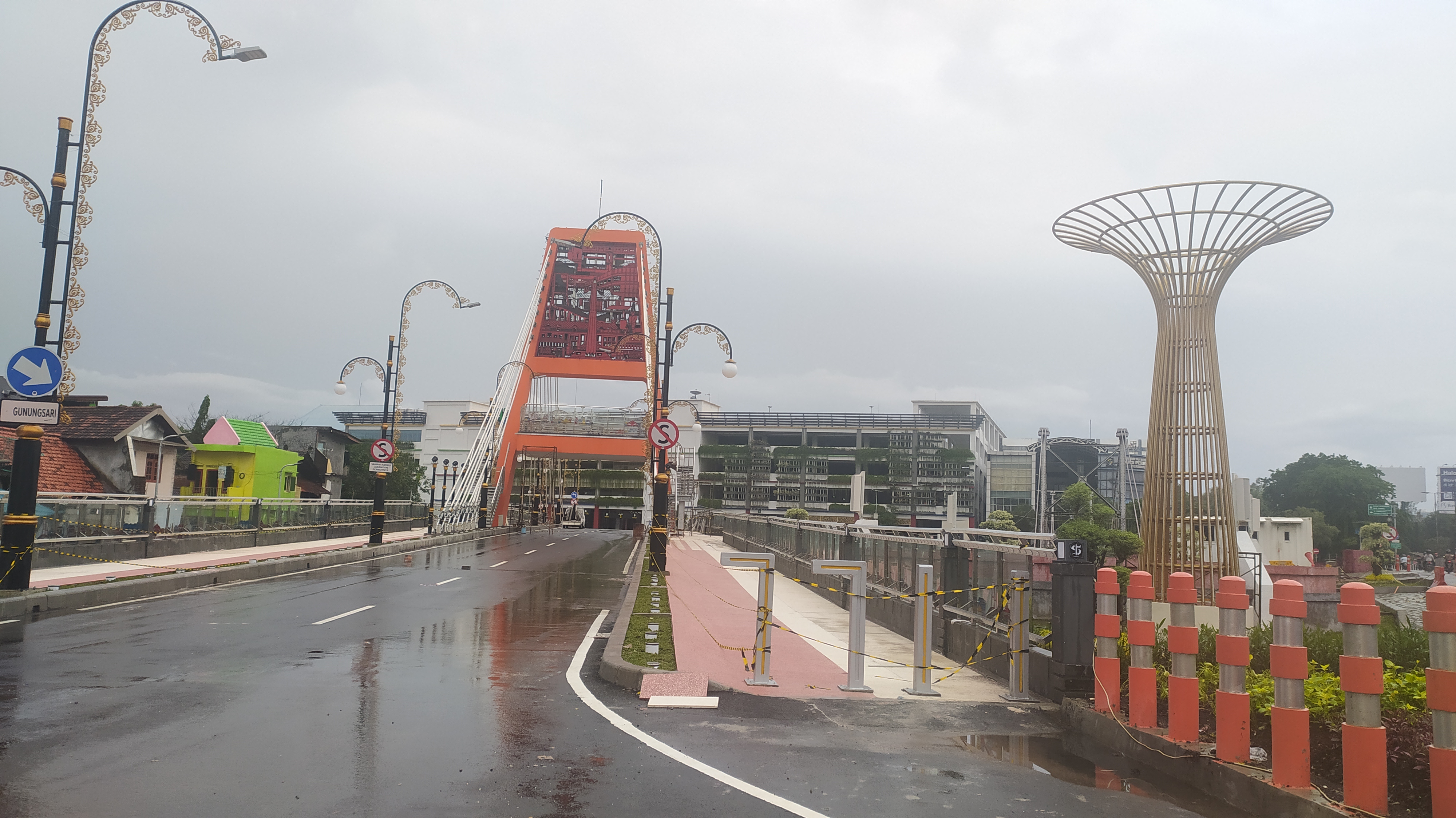 Jembatan Joyoboyo yang digadang-gadang menjadi ikon baru Surabaya, tapi gagal diresmikan pada Desember 2020. (Foto : Byta)