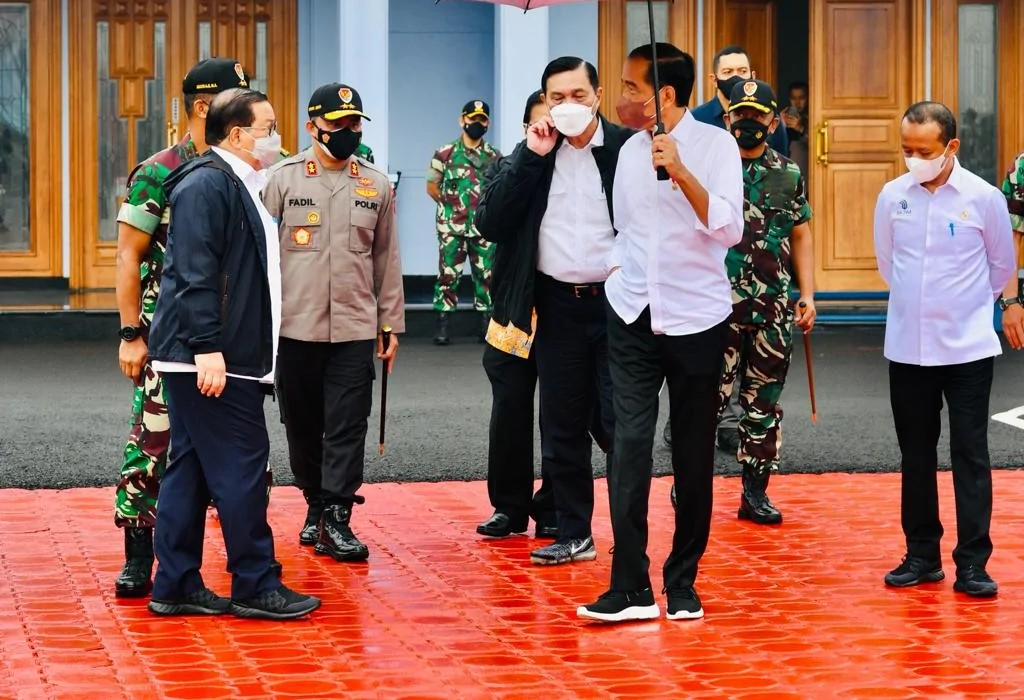 Presiden Jokowi didampingi Seskab Pramono Anung, Menko Marves Luhut Pandjaitan, dan Menteri Investasi Bahlil Lahadalia bertolak ke Kalimantan Utara, Selasa (21/12/2021). (Setpres)