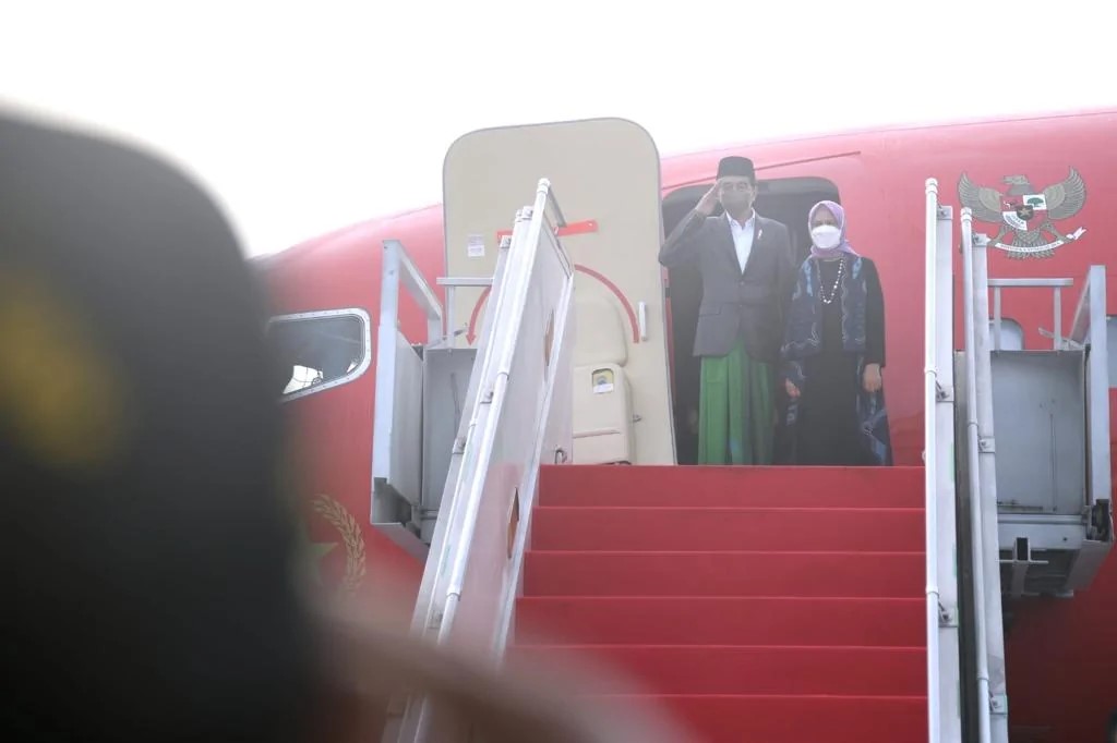 Presiden Jokowi dan Ibu Iriana bertolak ke Lampung untuk kunjungan kerja, Rabu (22/12/2021). (Setpres)