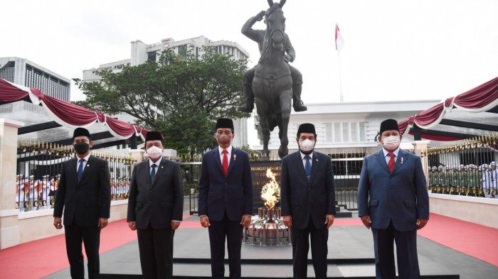Presiden Jokowi meresmikan Tugu Api Semangat Indonesia Merdeka Tidak Pernah Padam, di Lapangan Bela Negara, Kemenhan, Jakarta.