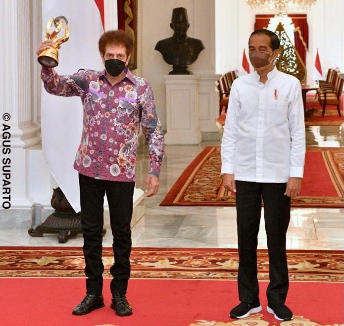Presiden RI Joko Widodo dan pentolan God Bless Ahmad Albar. (Instagram @jokowi)
