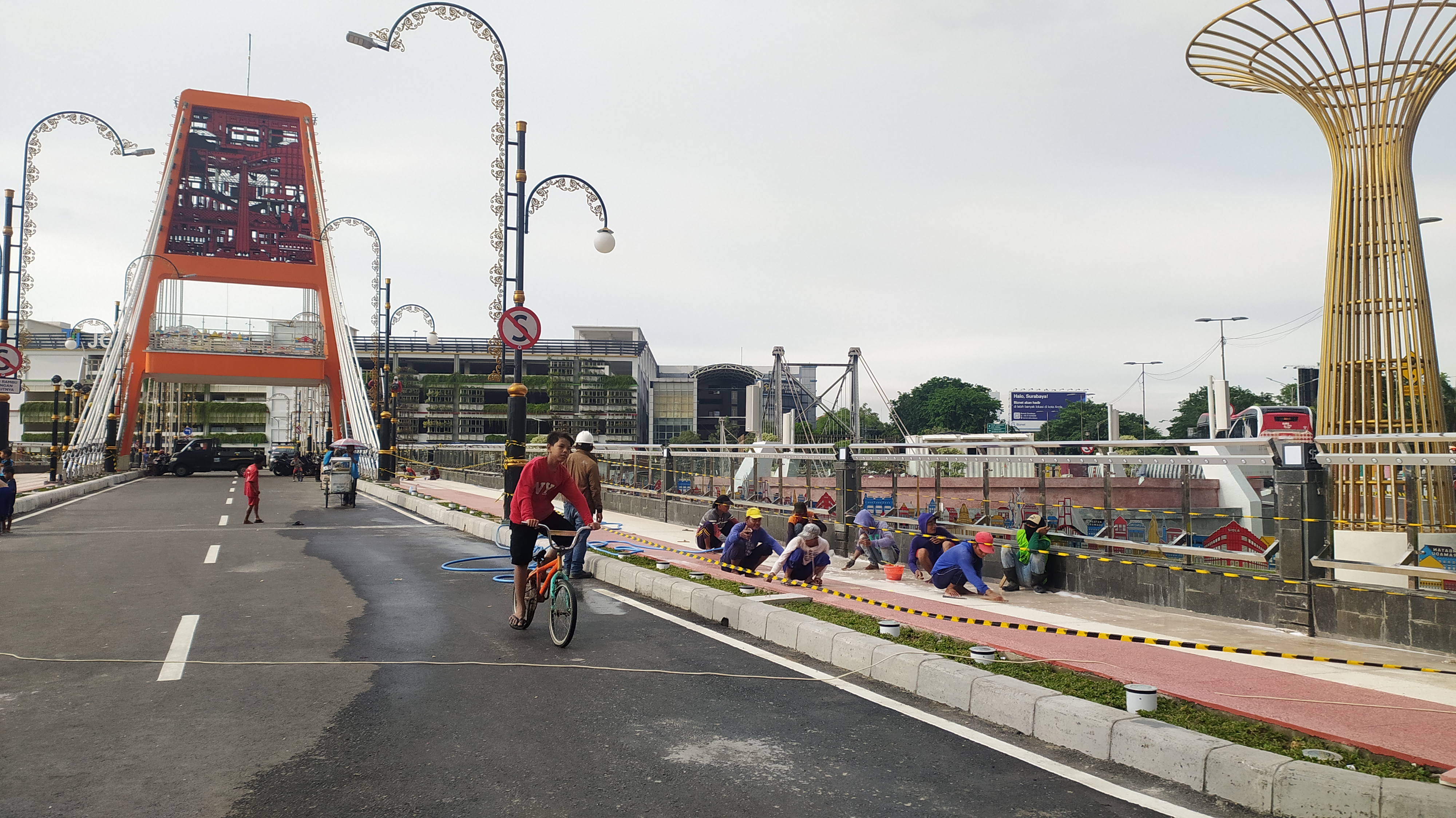 Sejumlah pekerja masih menyelesaikan pekerjaan di Jembatan Joyoboyo. (Foto : Byta)