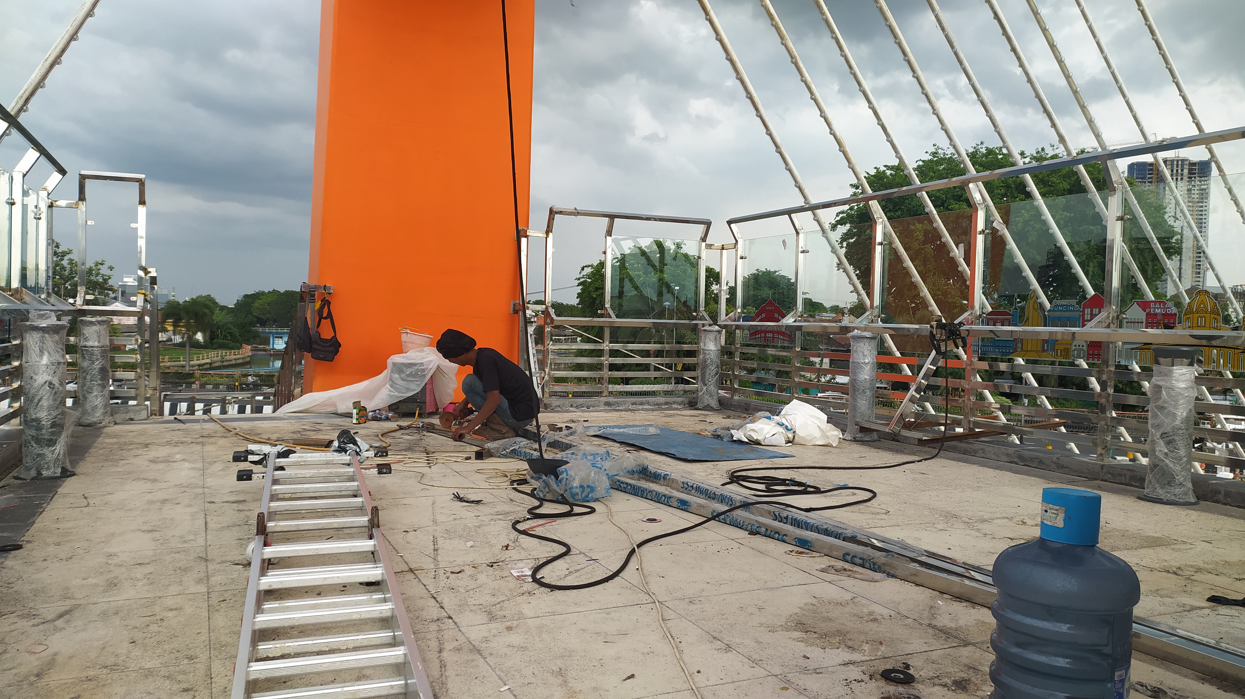 Sejumlah pekerja melakukan perbaikan proyek Jembatan Joyoboyo.