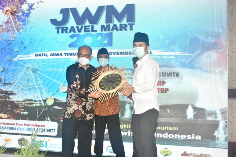  Wakil Gubernur Jawa Timur Emil Elestianto Dardak saat resmi membuka acara Jaring Wisata Muhammadiyah (JWM) Travel Mart.