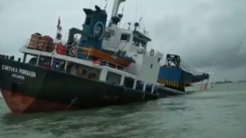 Kapal tenggelam di Dermaga Pelabuhan Petrokimia Gresik (FOTO IST)