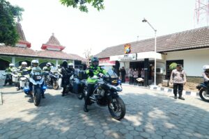 Kapolda Jatim Irjen Pol Imam Sugianto memantau arus lalulintas menjelang Nataru