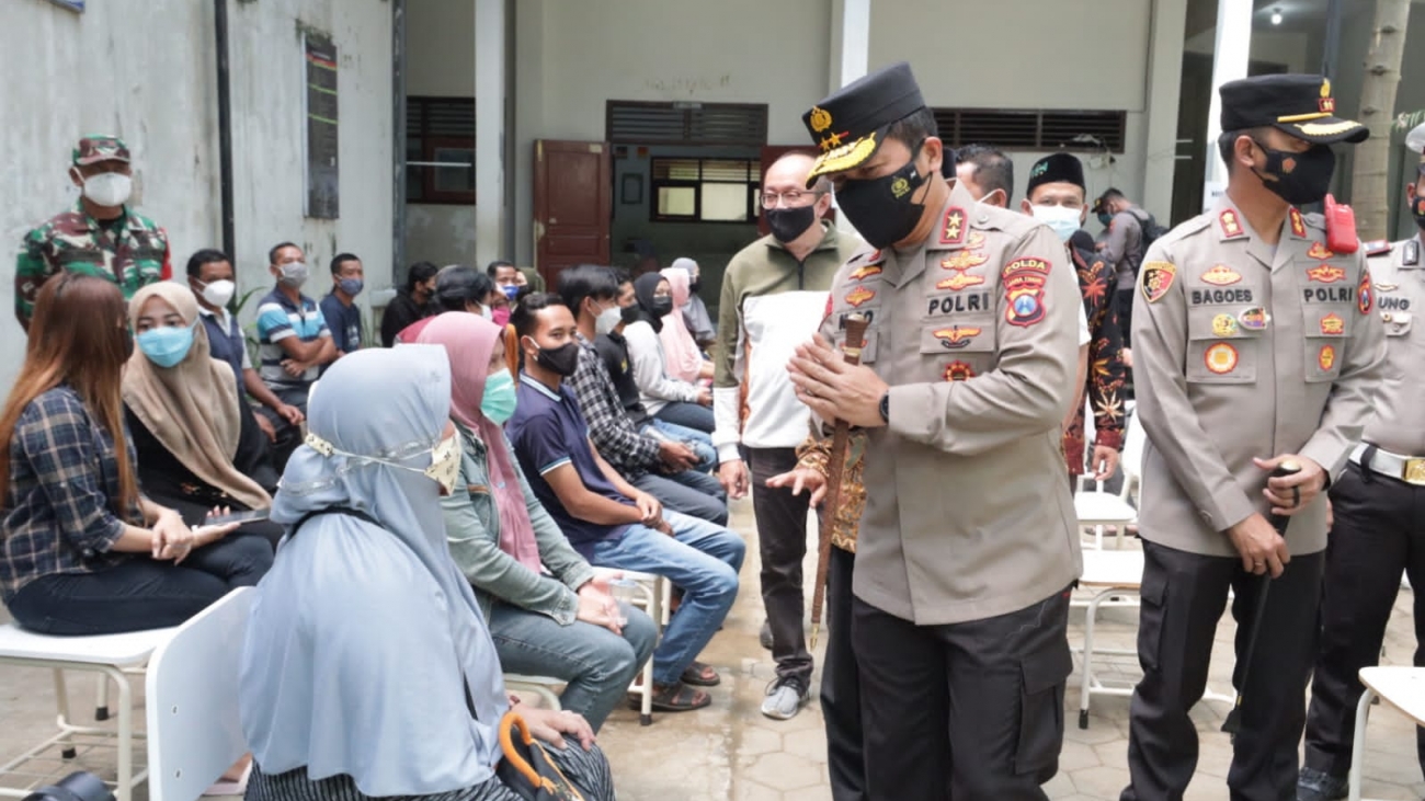 Kapolda Jatim pantau vaksin di Nahdlatul Ulama Islamic School.