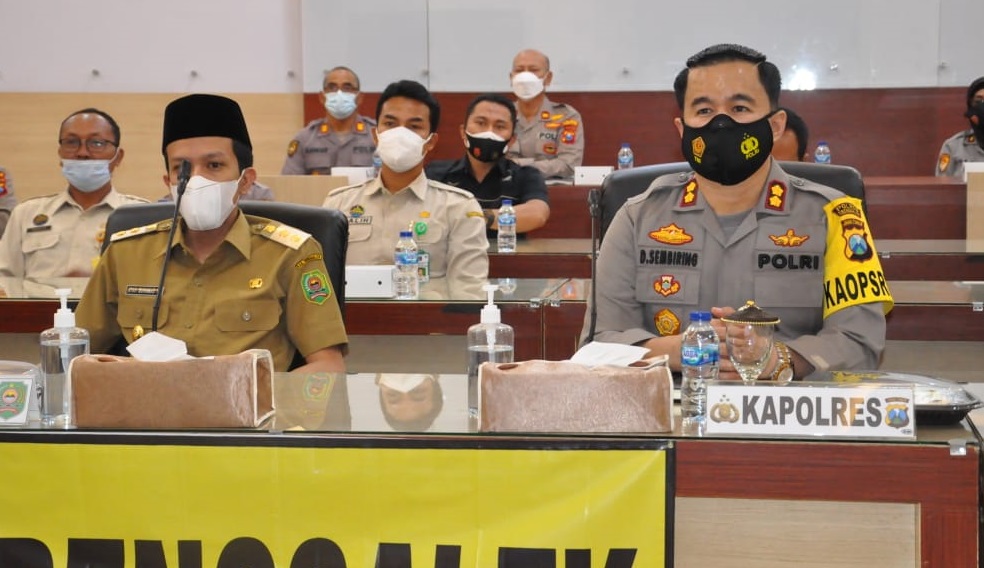 Wakil Bupati Trenggalek Syah M. Natanegara dan Kapolres Trenggalek AKBP Dony Satria Sembiring menghadiri launching ETLE secara virtual.