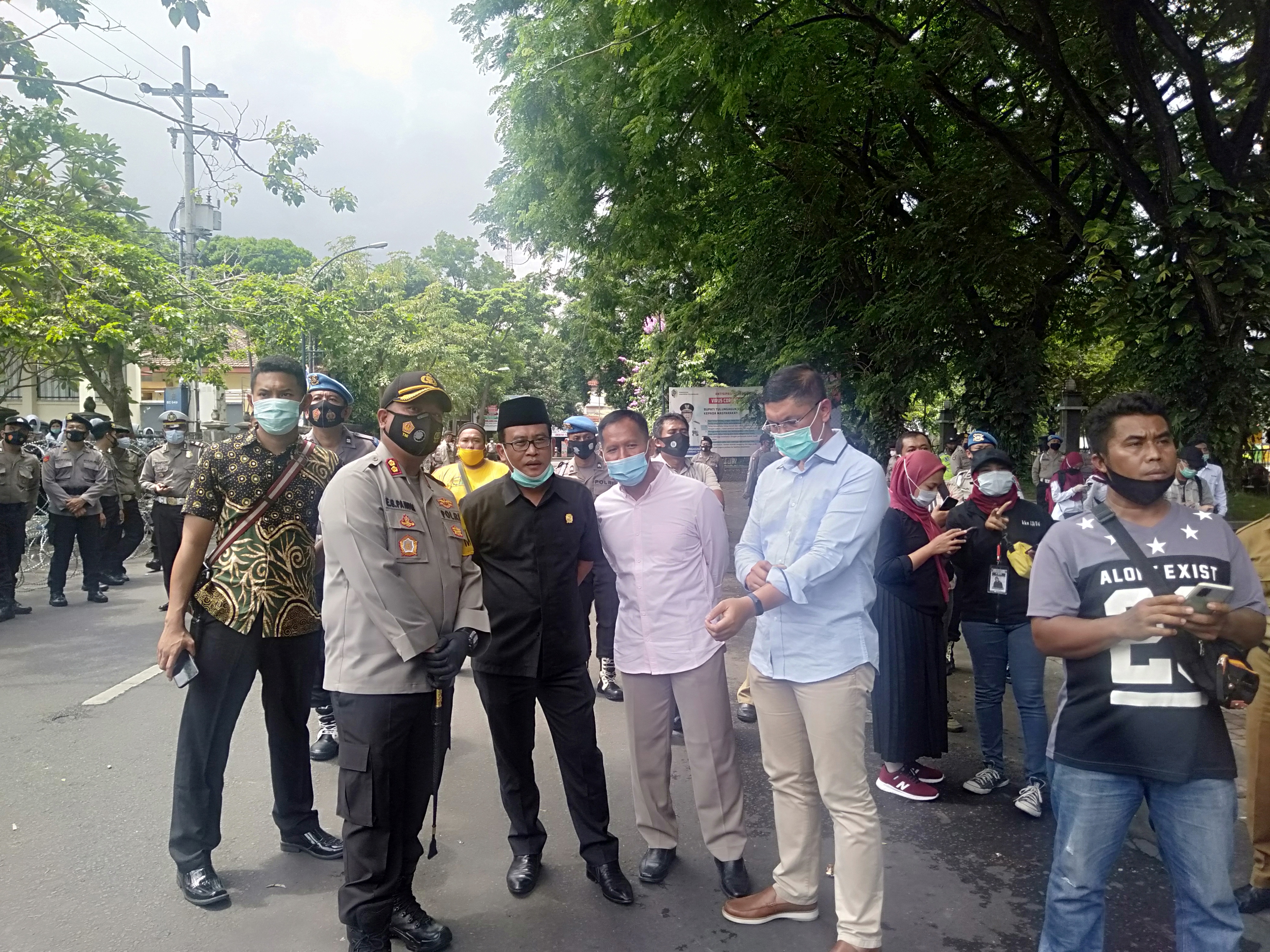 Kapolres Tulungagung Eva Guna Pandi dan Pimpinan DPRD Tulungagung. Diantaranya Wakil Ketua DPRD Adib Makarim ditengah kerumunan aksi demo mahasiswa