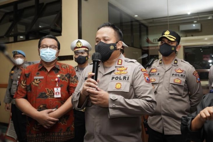 Kapolres Malang AKBP Hendri Umar (tengah) pada saat memberikan keterangan kepada media di Rumah Sakit Umum Daerah (RSUD) Saiful Anwar Kota Malang, Jawa Timur, Kamis (27/5/2021