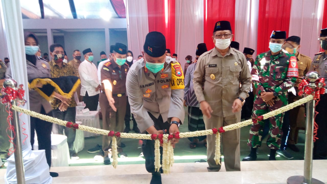 Kapolres Tulungagung memotong pita saat peresmian Masjid Al hafidz di lingkungan Mapolresta Senin (16/11/20). ( foto: jk/lion ) 