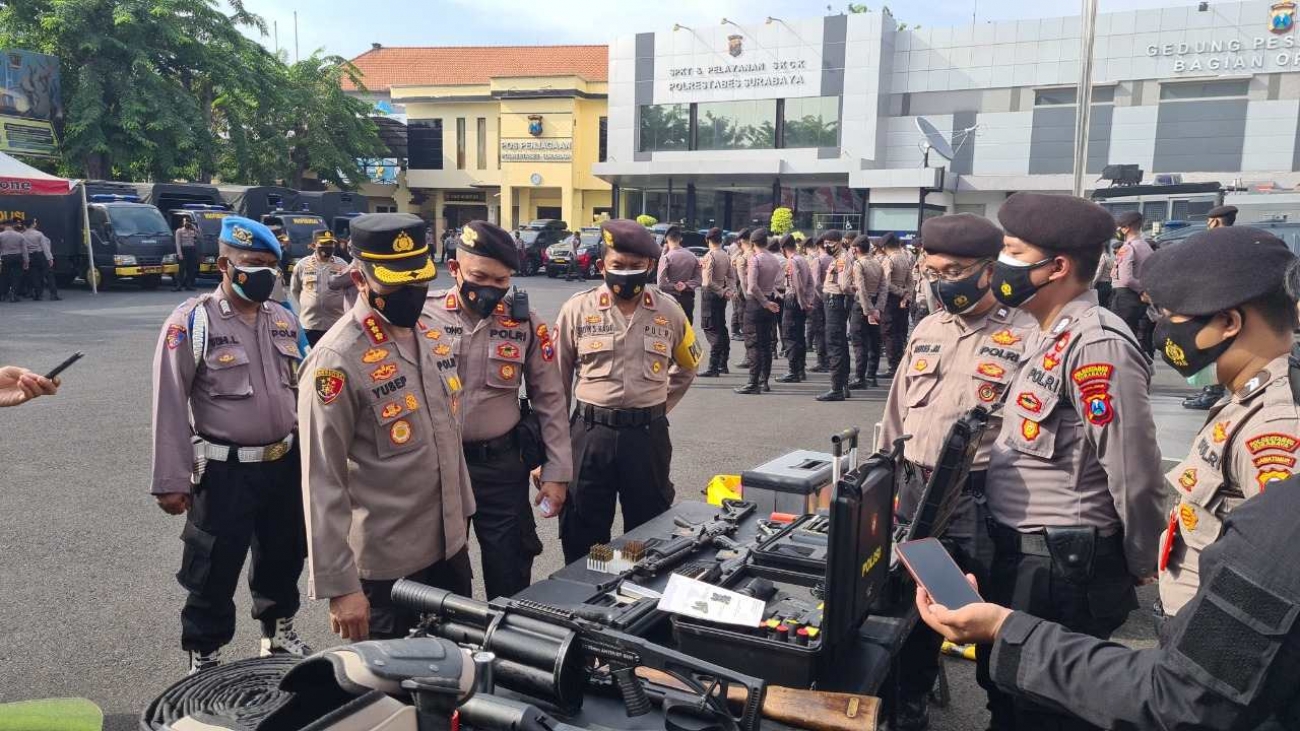 Kapolrestabes Surabaya Kombes Pol Yusep saat memeriksa perlengkapan anggota.