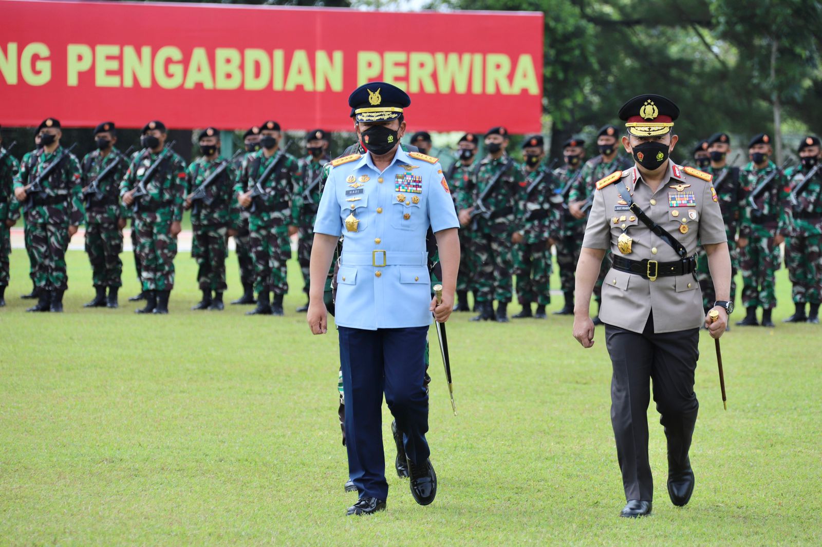 Panglima TNI Marsekal Hadi Tjahjanto dan Kapolri Jenderal Listyo Sigit Prabowo menutup Diksar Integrasi Kemitraan Akademi TNI dan Akpol, di Akademi Militer Magelang, Jawa Tengah.