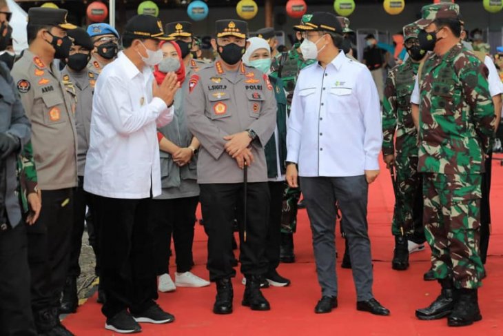 Kapolri, Panglima TNI, Menteri Kesehatan, Kepala BNPB dan Gubernur Jawa Timur didampingi Wali Kota Madiun memantau pelaksanaan vaksinasi massal di Taman Ngrowo Bening Kota Madiun, Jumat (18/6/2021).