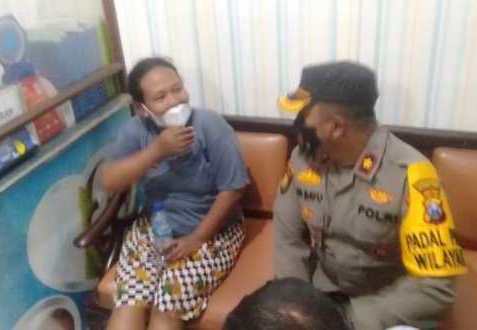 Kapolsek Semampir saat penemuan bayi laki laki