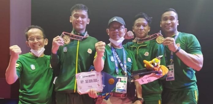 Karateka Jatim meraih medali emas PON XX 2021 Papua.