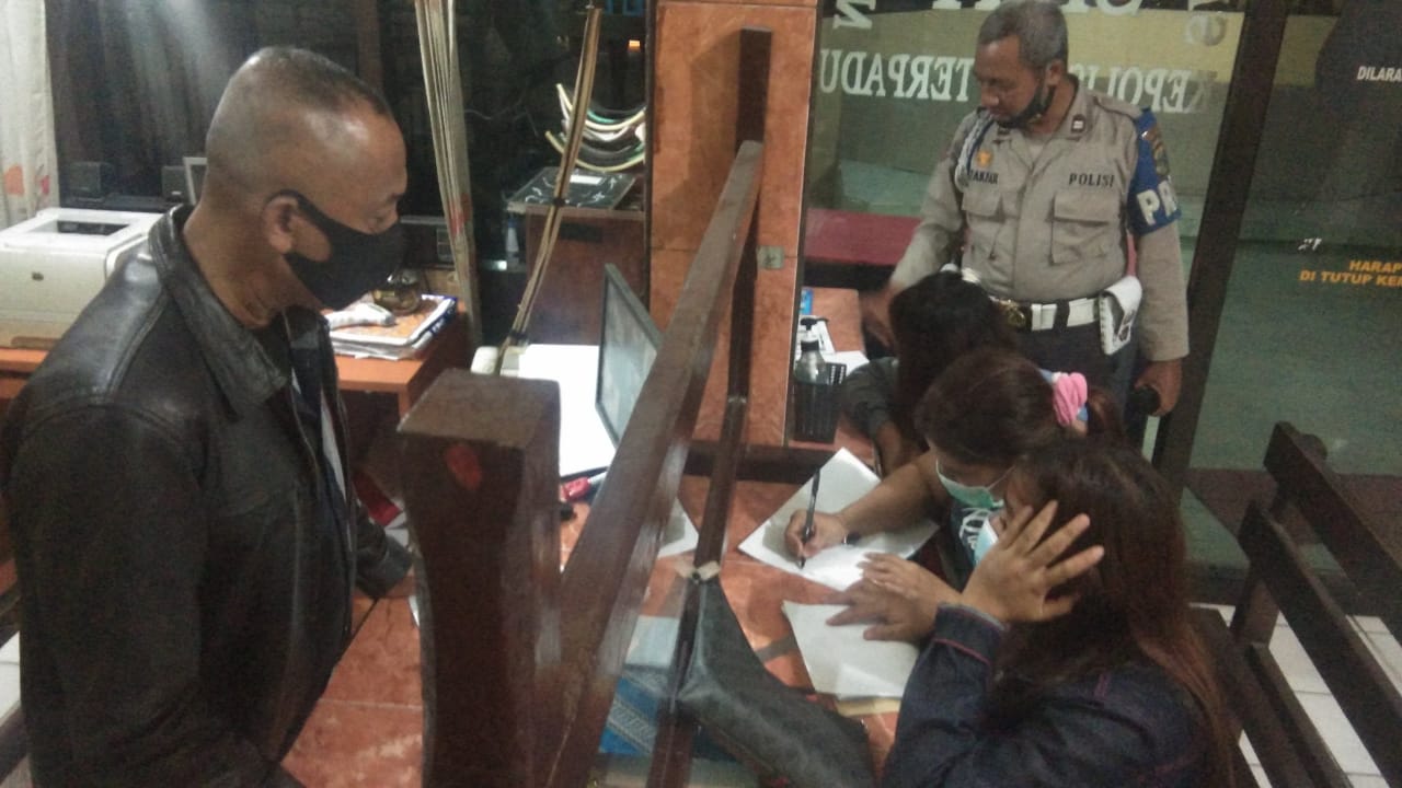 Petugas saat memberikan sanksi kepada pelanggar prokes di Kafe Karaoke Mama Devi Tropodo.