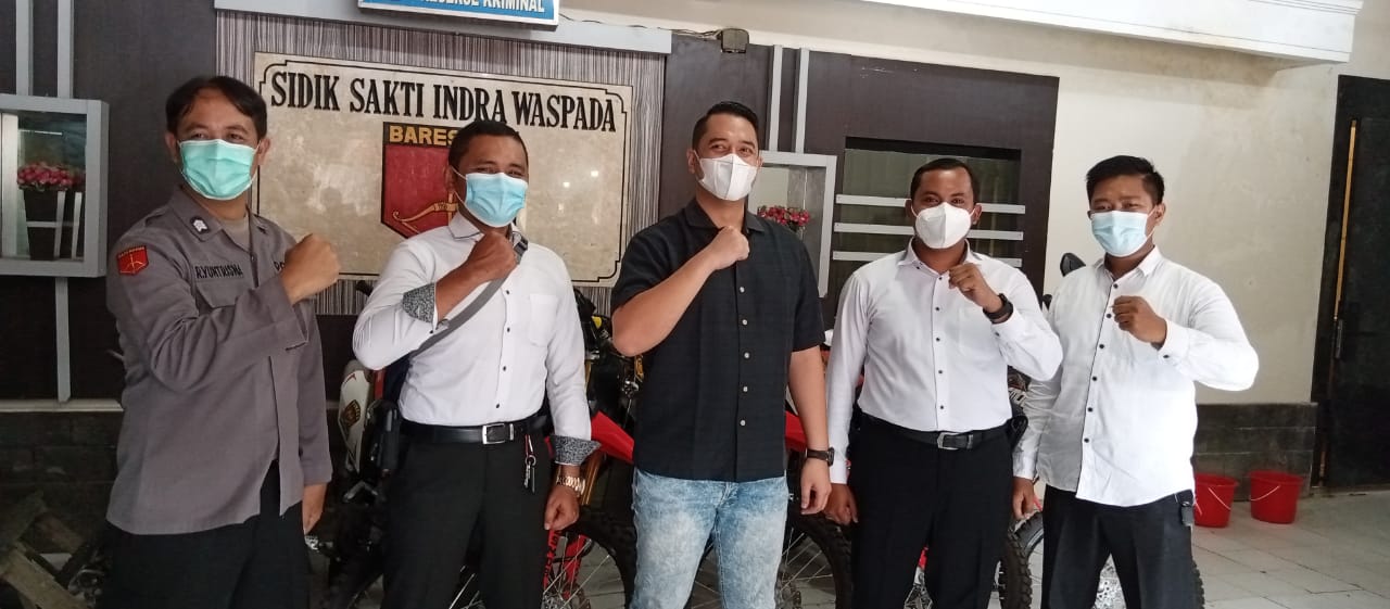 Kasat Reskrim Polres Tulungagung AKP Ardyan Yuda bersama empat polisi pendonor plasma konvalesen.