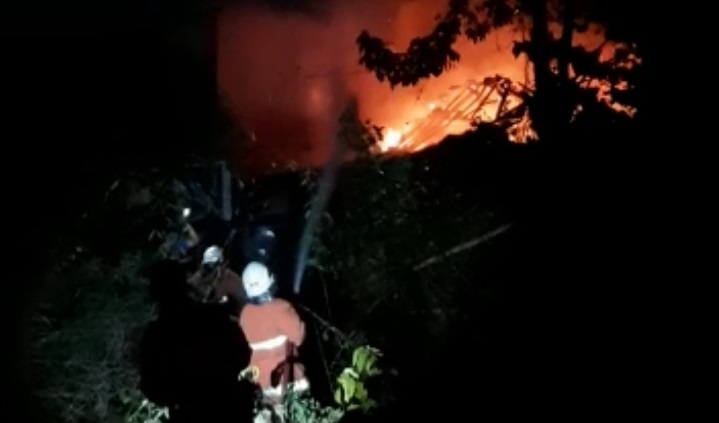 Petugas PMK saat memadamkan kobakaran api di Jalan Jeruk Gang III RT 04 RW 02, Kelurahan Jeruk, Kecamatan Lakarsantri, Surabaya. 
