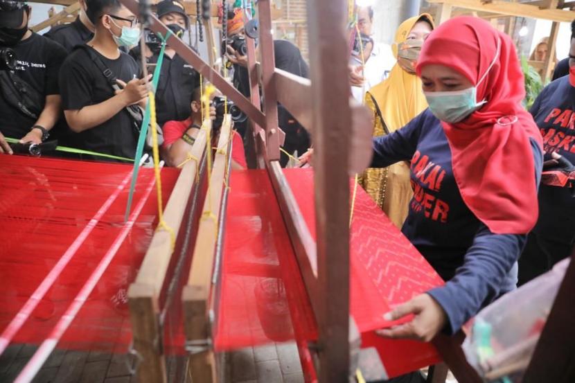 khofifah memeriksa kain tenun ikat karya anak kediri