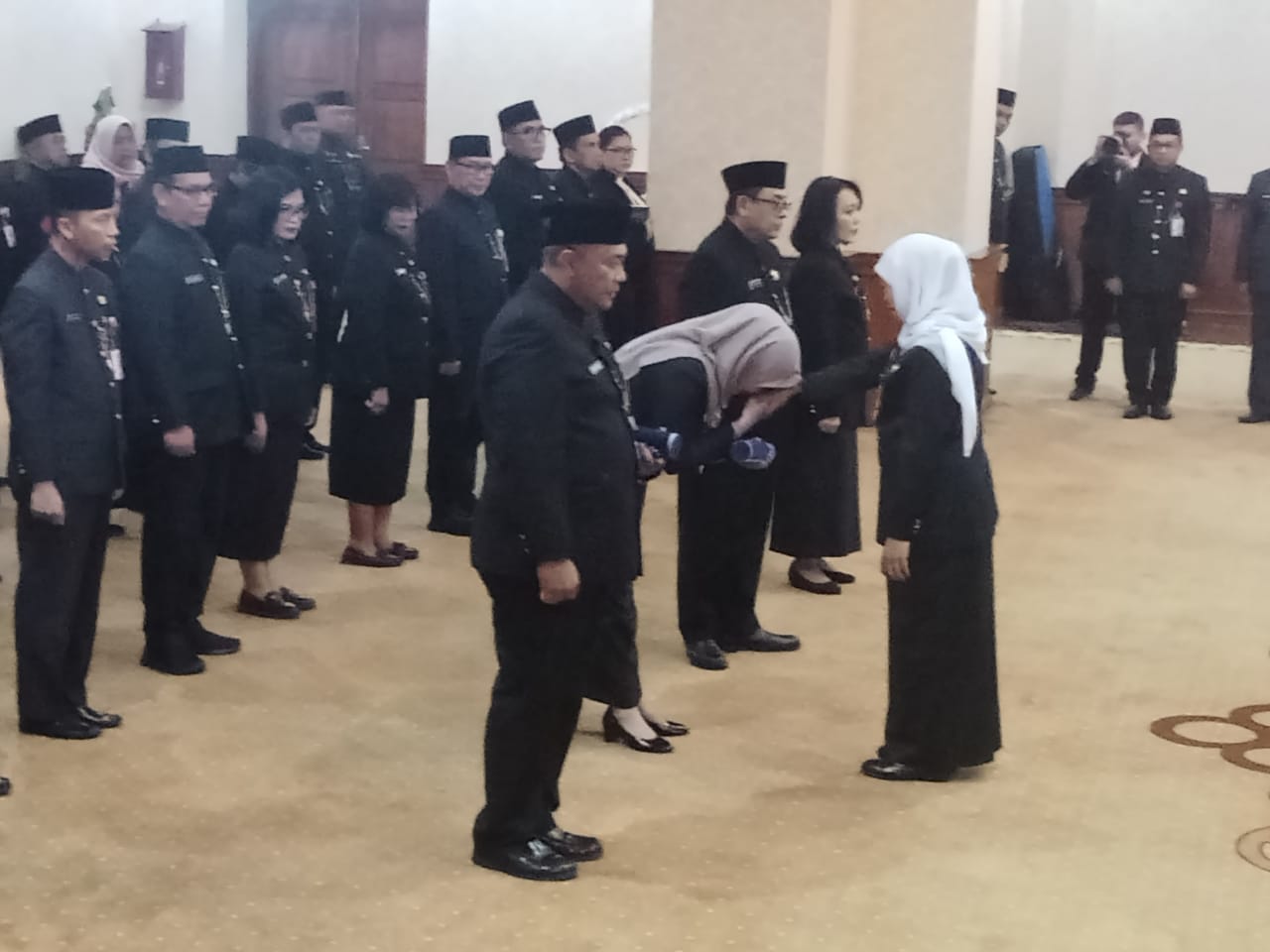 Gubernur Jawa Timur Khofifah Indar Parawansa melantik melantik 4 pejabat Eselon II di lingkungan Pemerintah Provinsi Jatim di Gedung Negaa Grahadi.