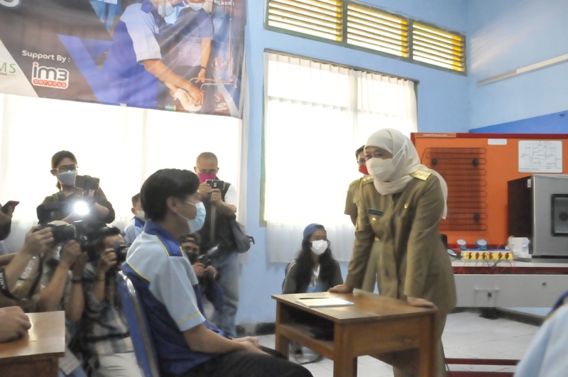 Gubernur Jawa Timur Khofifah Indar Parawansa, meninjau secara langsung proses belajar mengajar PTM di SMK Negeri 7 Surabaya. Didampingi Kepala Dinas Pendidikan, Wahid Wahyudi, dan Plt Kepala Dinas Kesehatan dr. Kohar Hari Santoso. (Herlambang JNR)