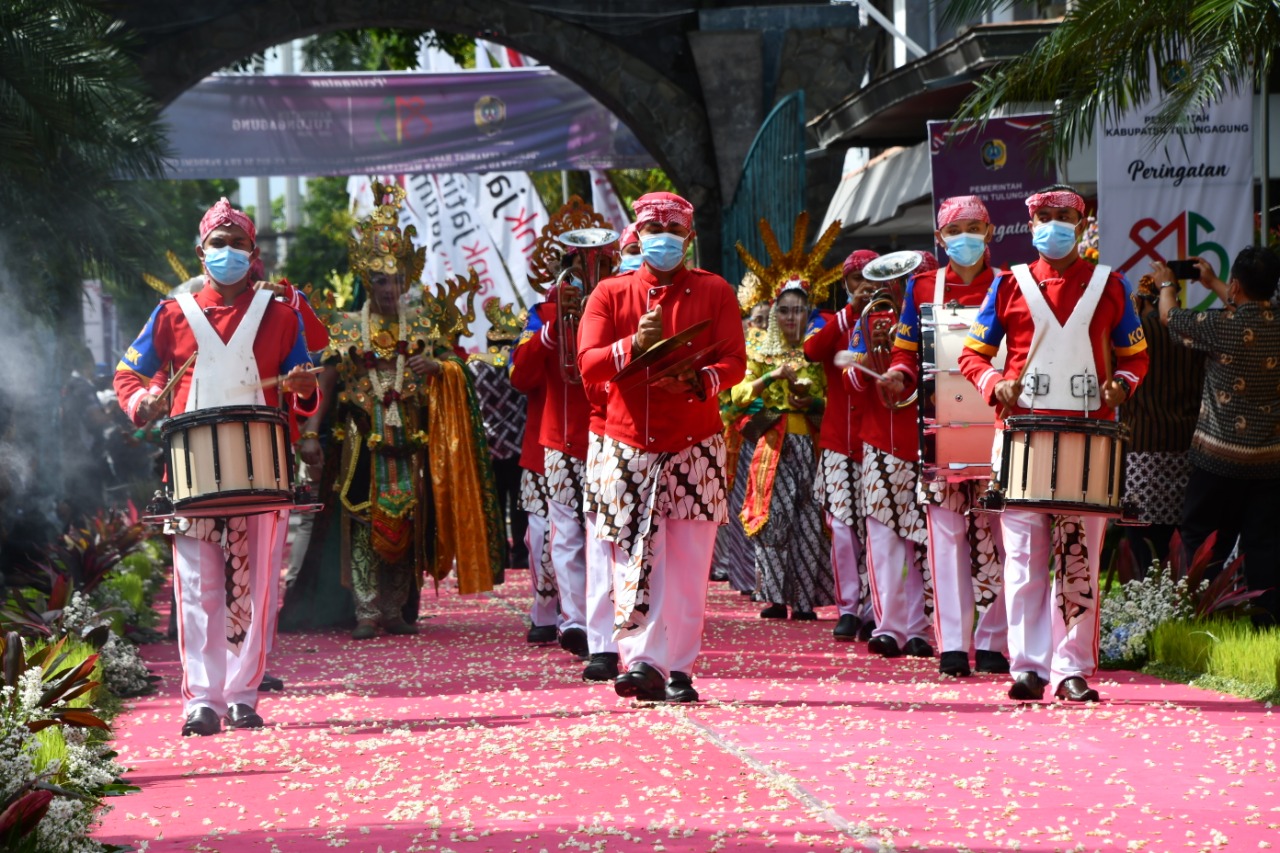 Kirab HUT Tulungagung ke 815 di gelar di Pendopo Konggas Arum Kusumaning Bongso. (foto: jk/ion) 