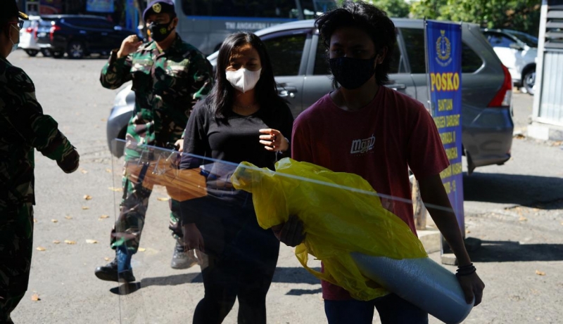 Warga Surabaya saat antre mendapatkan isi ulang oksigen gratis yang dibuka Koarmada II di DBAL Jalajaya Surabaya. (Dispen Koarmada II)