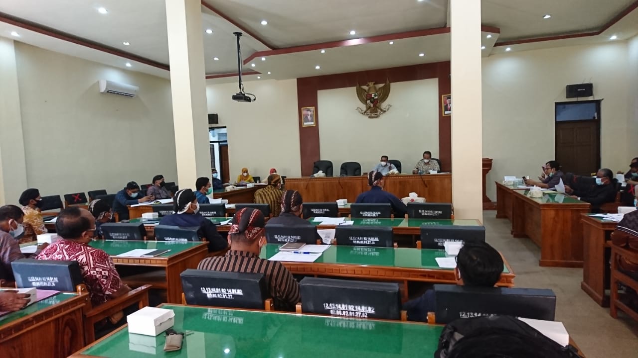 Suasana rapat Komisi III DPRD Trenggalek membahas KUA-PPAS.