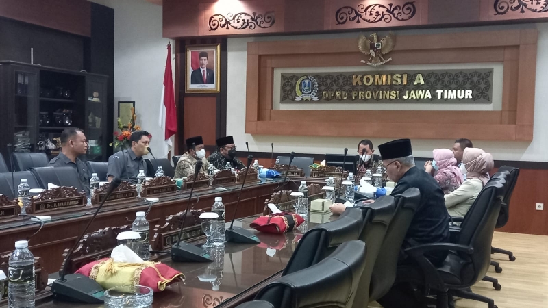 Komisi A DPRD Jatim saat menggelar rapat bersama Bawaslu Jatim. (JNR)