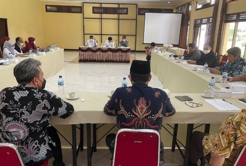 Wakil Ketua Komisi B Mahdi bersama Anggota Komisi B DPRD Jatim, Noer Soetjipto saat memimpin rapat bersama Dinas Pariwisata dan Biro Hukum.