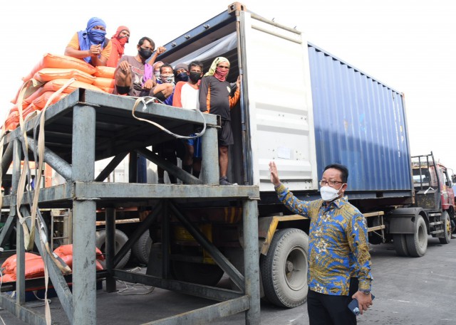 Ketua Komisi VII DPR RI Sugeng Suparwoto saat meninjau kegiatan operasional pabrik gula di Jatim. 