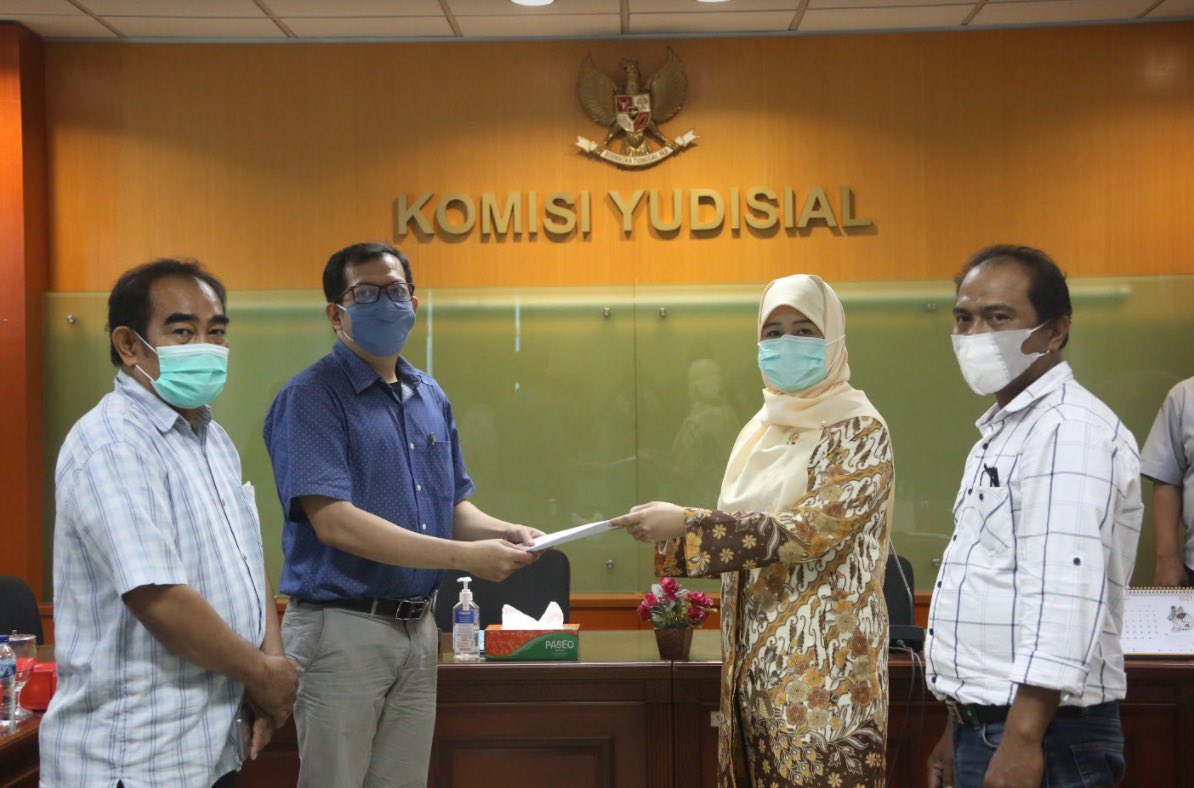 Ketua Bidang Pengawasan Hakim dan Investigasi KY Sukma Violetta (berhijab) saat menerima laporan dari unsur masyarakat, beberapa waktu lalu. (twitter @KomisiYudisial)