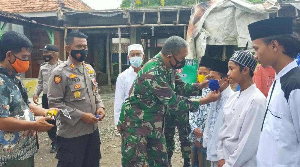 Koramil 0814/15 Mojowarno bersama Polsek Mojowarno, dan Satpol PP membagikan masker gratis ke para santri Pondok Pesantren Darus Salam. 