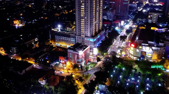 Kota Surabaya di malam hari