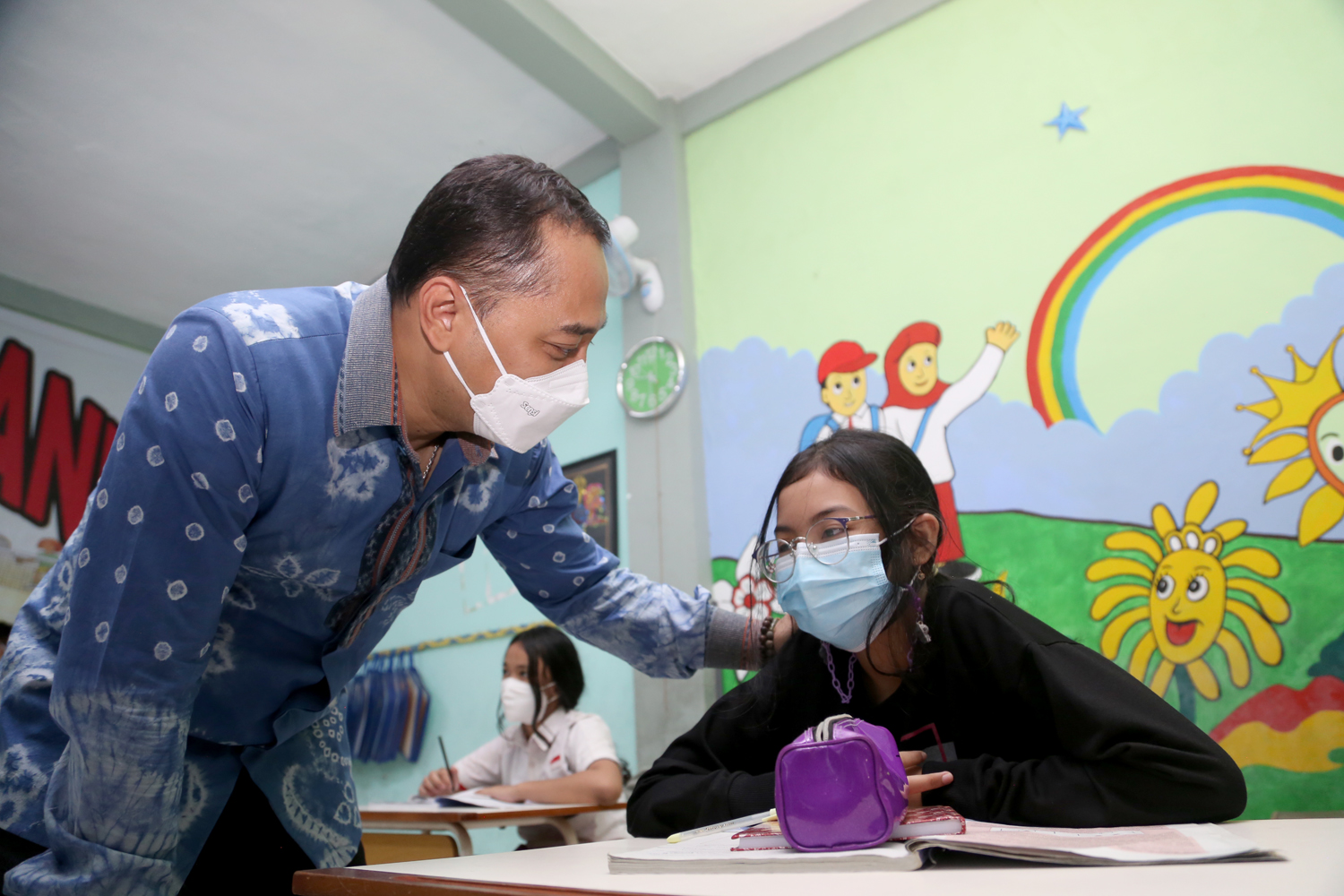 Wali Kota Surabaya Eri Cahyadi saat kunjungan pembelajaran tatap muka di salah satu sekolah.