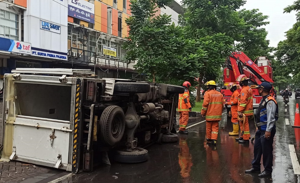 Truk yang terguling di Jalan Ir Soekarno-Hatta (MERR) Surabaya, Kamis (25/2/2021).