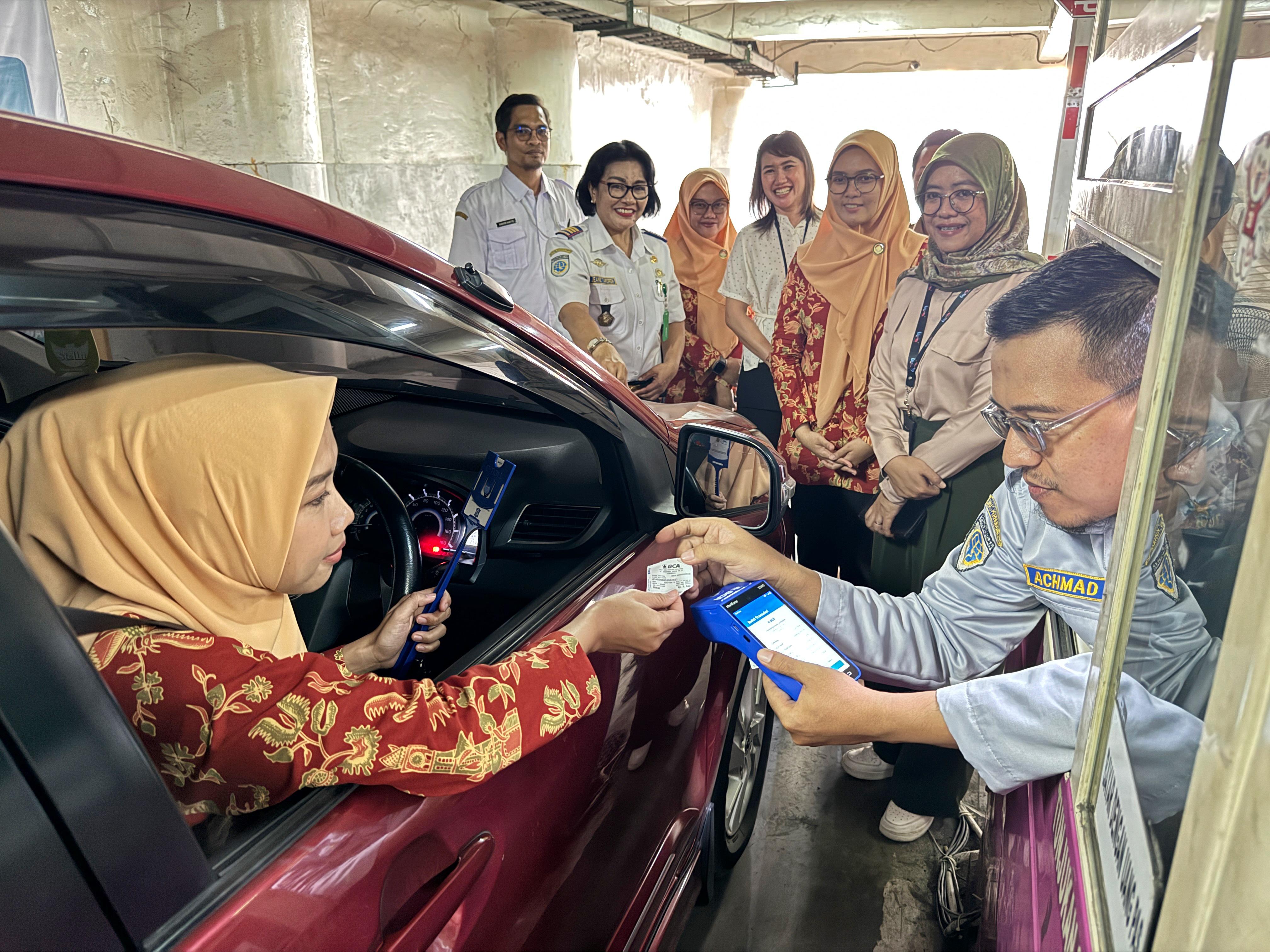 Dishub menyediakan transaksi pembayaran cashless atau non-tunai dengan EDC dan Handheld di tujuh lokasi Parkir Tempat Khusus (PTK)