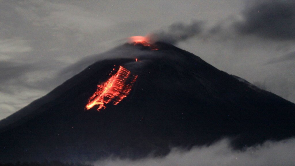 Terjadi satu kali gempa awan panas letusan dengan amplitudo 25 mm dan lama gempa 10.080 detik di Gunung Semeru. (Foto Antara)