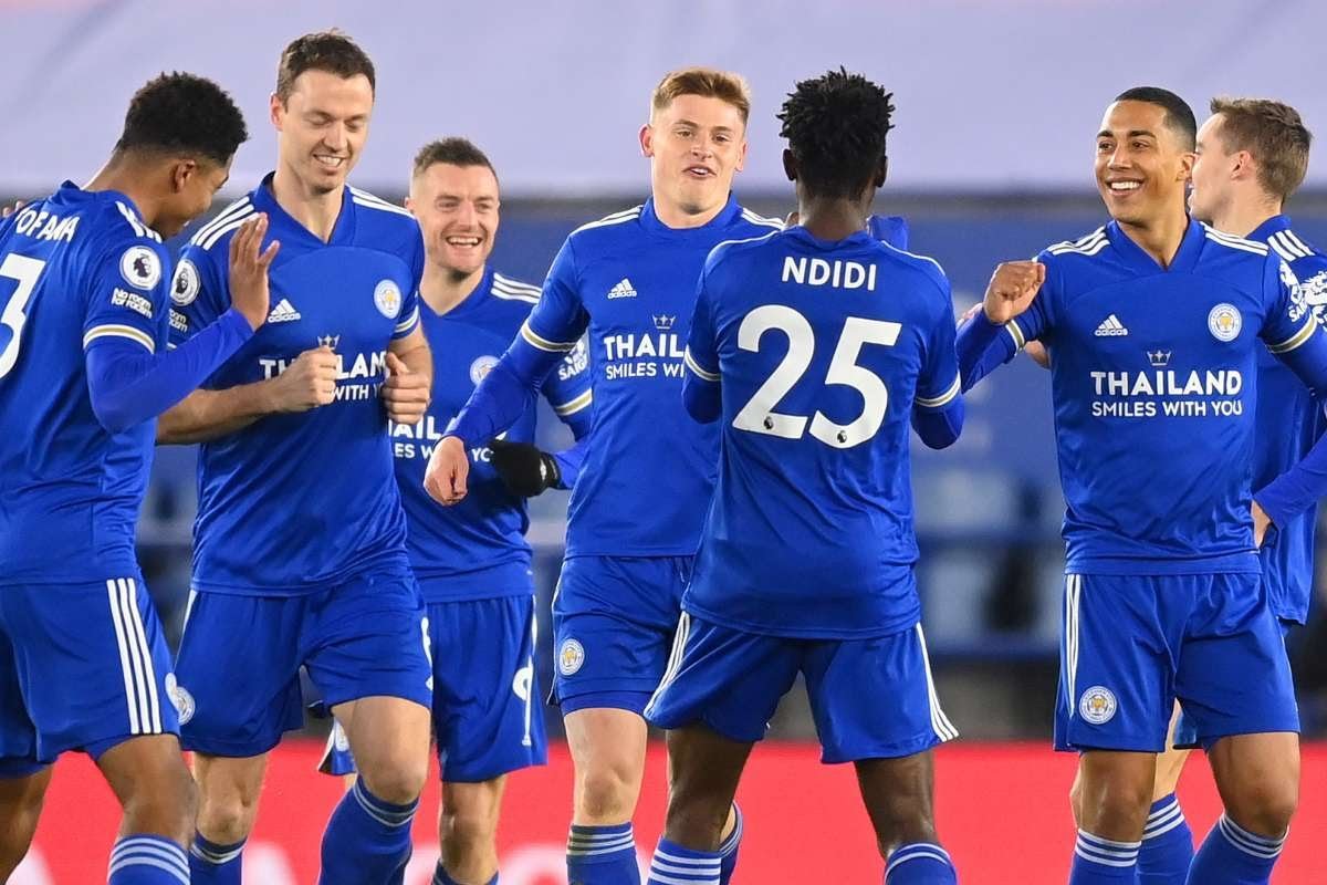 Para pemain Leicester City melakukan selesbrasi usai mengalahkan Chelsea