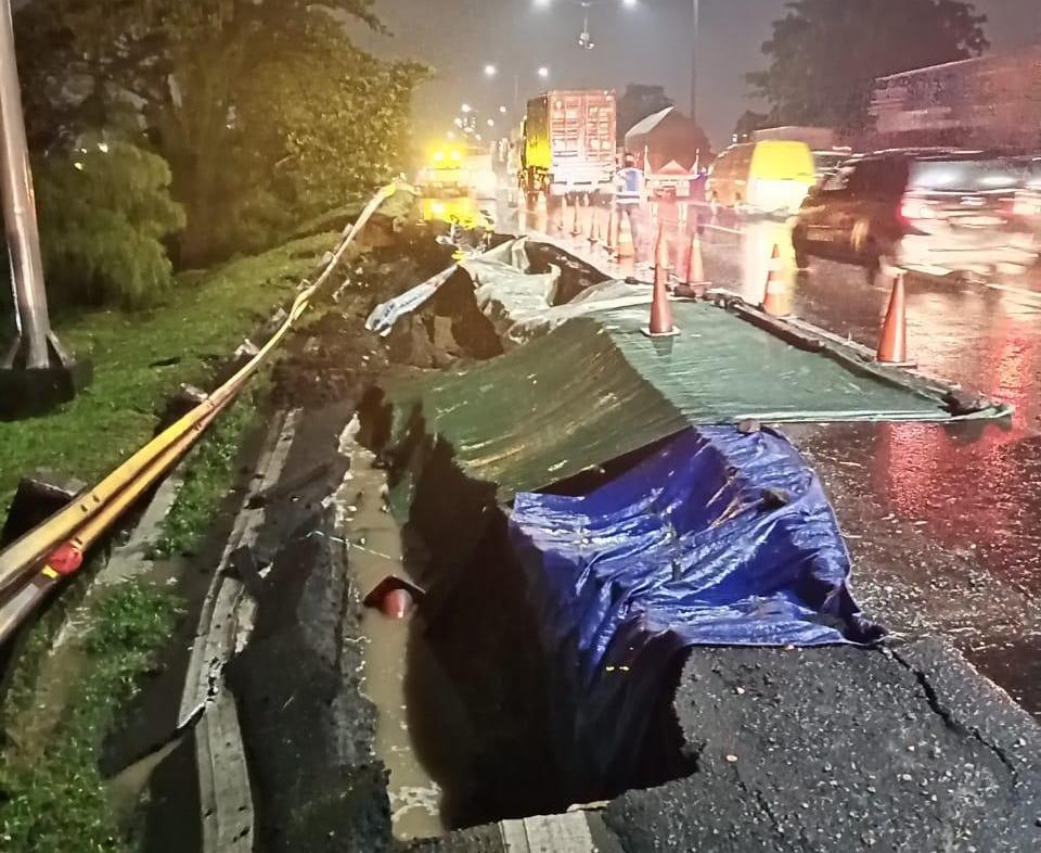Kemacetan mengular sepanjang 6 kilometer terjadi di Jalan Tol Surabaya-Gempol Km 06+200, Rabu (27/1/2021) malam.