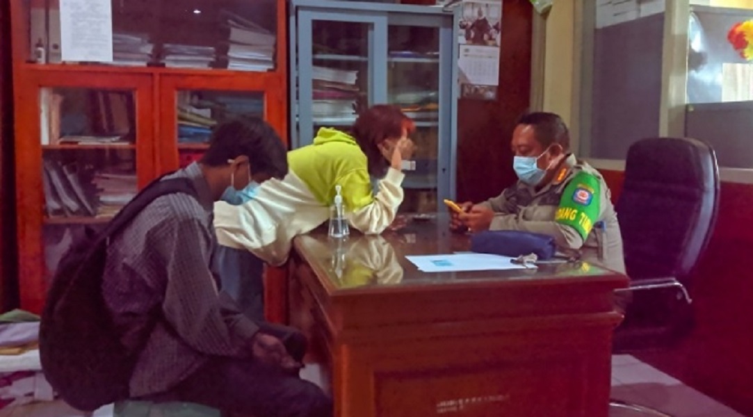 Mahasiswi A bersama pasangannya diamankan ke Kantor Satpol PP Bojonegoro. (YSF/Bacasaja.id)