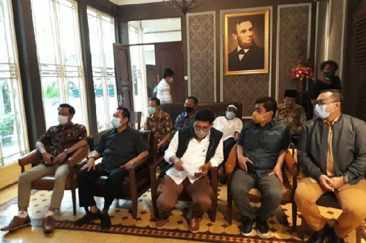 Pasangan Calon Wali Kota dan Wakil Wali Kota Surabaya Machfud Arifin dan Mujiaman beserta tim hukumnya menggelar jumpa pers di Surabaya, Jumat 22 Januari 2021, menjelang sidang sengketa Pilkada Surabaya di Mahkamah Konstitusi (MK) pada tanggal 26 Januari 